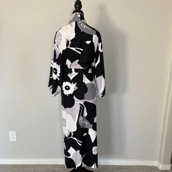 Natori Black and White Patterned Robe - Picture 3 of 4